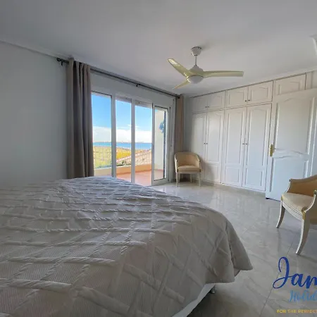 Superb 3 Bed Pool/beachside Punta Prima Pp22 וילה טורבייחה